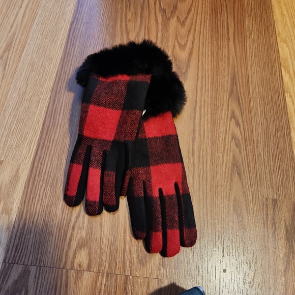 Gloves - Picture 1 of 3